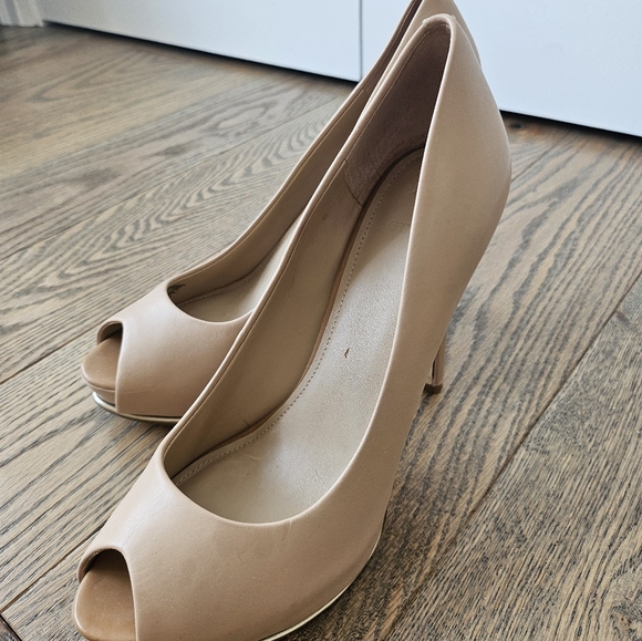 Guess Heel with Peek Toe - Picture 2 of 3